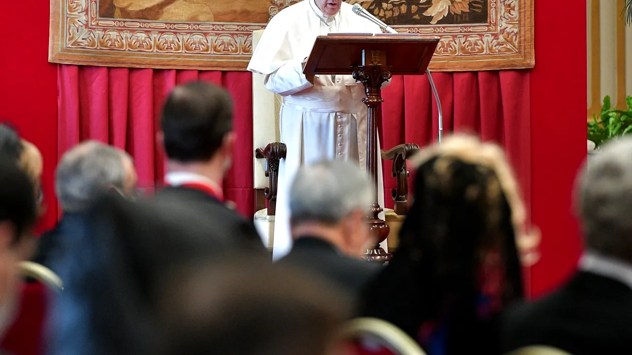 Papa Francisc luptă pentru educaţie: „Asistăm la un fel de catastrofă educaţională”