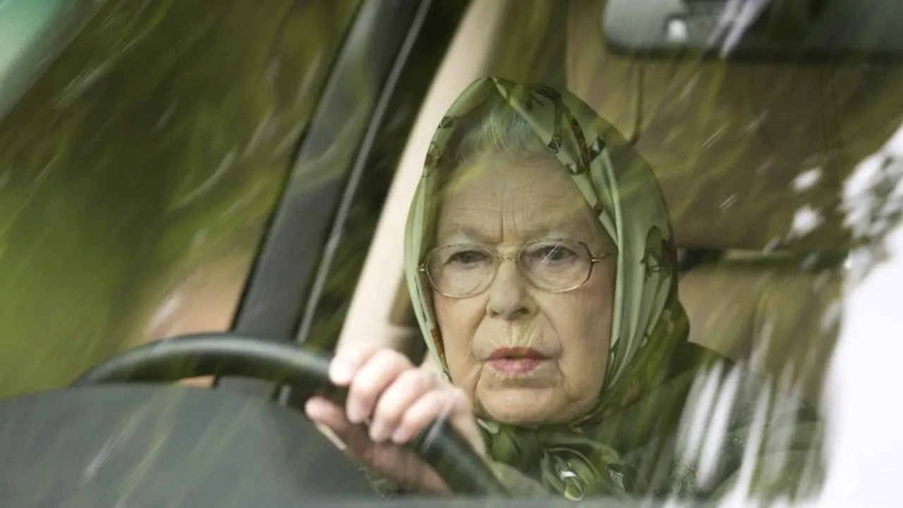 Pe urmele soţului: Regina Elizabeth, surprinsă la volanul unei maşini, fără centura de siguranţă