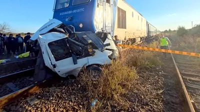 SOCIAL Accident tragic în județul Galați. Patru persoane au murit după ce un tren de călători a lovit o autoutilitară transport