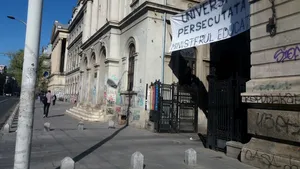 Protest cu BANNERE şi afişe, agăţate de studenţi şi profesori la intrările în Facultăţile Universităţii Bucureşti: 
