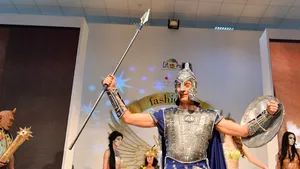 REPORTAJ - Târgul de Turism: Nimfe, personaje mitologice, vacanţe la 1 euro şi Mazăre costumat în gladiator - FOTO