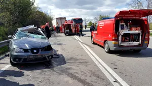 Şapte persoane transportate la spital după un accident între trei maşini, aproape de Alba Iulia