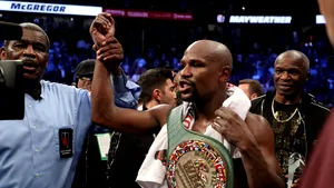 VICTORIE DECISIVĂ pentru Mayweather, prin KO Tehnic, în Runda 10. McGregor a contat doar în primele două runde. Americanul îşi duce recordul la 50-0 şi îşi anunţă retragerea