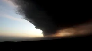 Norul de cenuşă vulcanică ar putea ajunge luni dimineaţă în România
