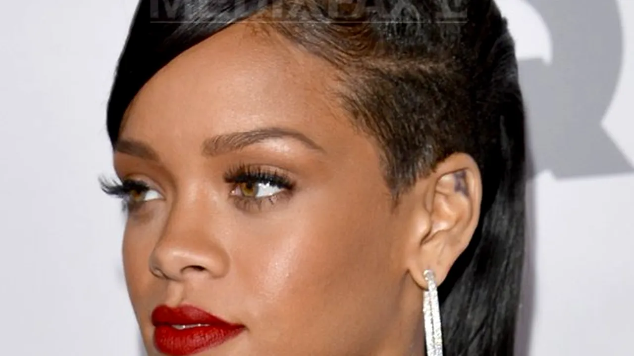 Rihanna a creat ochelari de soare, model avangardist inspirat din Star Trek, pentru Dior - FOTO