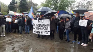 Protest în ploaie: Sindicaliştii din căile ferate manifestează în faţa Ministerului Transporturilor/ Care sunt revendicările acestora | VIDEO