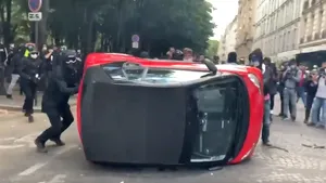 VIDEO. Violenţe în Paris la protestul angajaţilor din sistemul medical. Maşina unei persoane cu handicap folosită ca baricadă