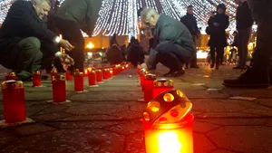 Afiş la intrarea într-o biserică din Constanţa: „Lumânările de altă provenienţă nu vă aduc niciun folos duhovnicesc”