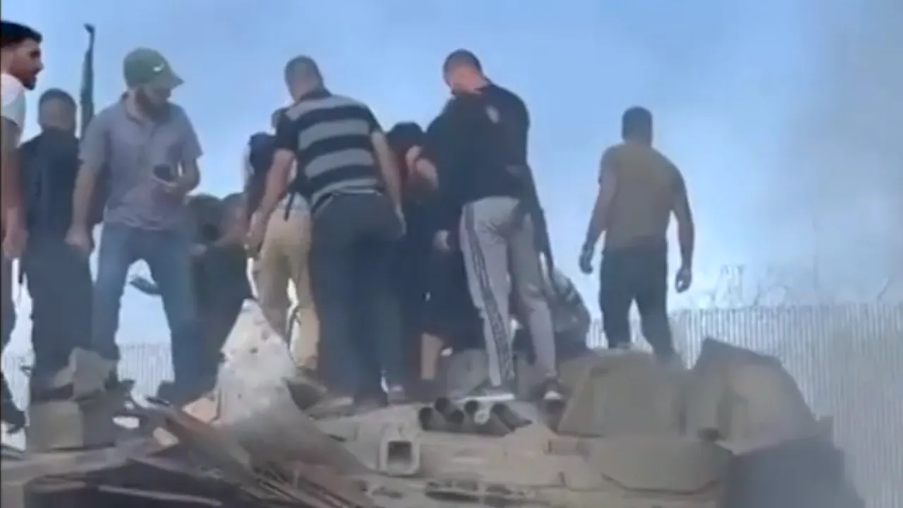 Bariera din Gaza a fost spartă: un soldat israelian este tras cu forţa de un tanc
