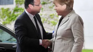 Hollande şi Merkel se vor întâlni pe Stade de France pentru a discuta despre buget şi fotbal