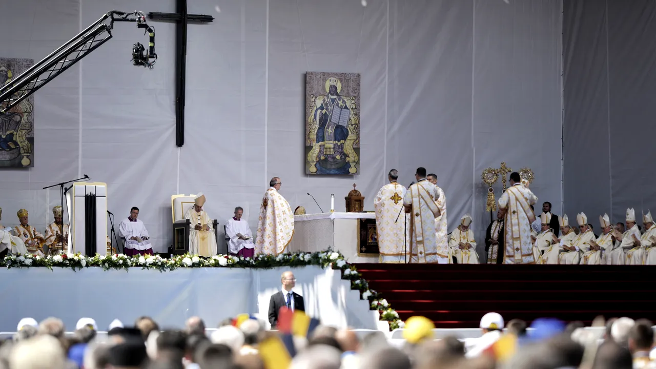 Papa Francisc, ultima zi/ Moment cu adevărat ISTORIC la Blaj. Cei şapte episcopi greco-catolici au fost beatificaţi/ Suveranul Pontif: Aceste ţinuturi ştiu ce este suferinţa când regimul este mai puternic decât viaţa