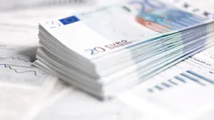 Euro rămâne în preajma maximului istoric atins cu o zi în urmă. Nou maxim pentru francul elveţian