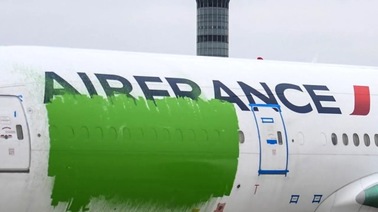 Protest inedit al Greenpeace: Activiştii pentru mediu au pătrus pe aeroportul Charles de Gaulle din Paris şi au vopsit un avion Air France