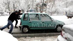 Peste 10.000 de turişti, blocaţi în staţiuni din cauza vremii. Linie telverde gratuită pentru cei care au nevoie de ajutor