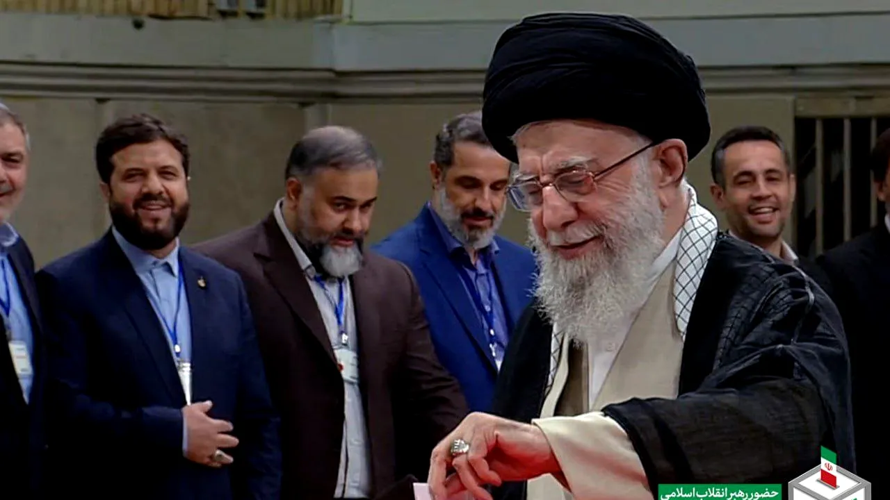 COMENTARIU Lelia Munteanu: Ayatollahul Khamenei – obligat să aleagă între două inconveniente