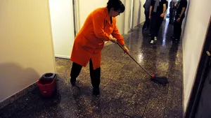 De astăzi intră în vigoare OUG privind contribuţiile pentru contractele de muncă part-time. Măsura vizează circa 360.000 de persoane, printre care şi femeile de serviciu de la blocuri