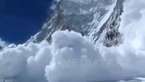 Schior rănit uşor după ce a fost surprins de o avalanşă în Munţii Făgăraş