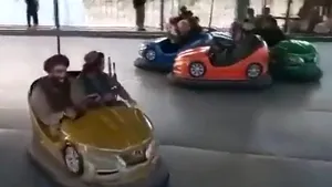 O altă faţă a talibanilor, filmaţi într-un parc de distracţii din Kabul. Imagini cu luptătorii islamişti în maşinuţe electrice. VIDEO