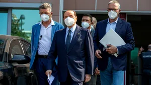 
Silvio Berlusconi a ieşit din spital după ce a fost tratat de coronavirus 
