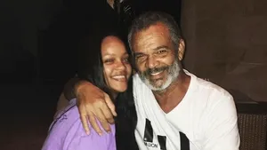 Rihanna şi-a dat în judecată tatăl. Acesta s-ar fi folosit de ceva care îi aparţine artistei pentru a-şi lansa o afacere