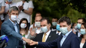Nicuşor Dan şi-a depus candidatura pentru Primăria Capitalei. Candidatul independent, flancat de Orban şi Dan Barna