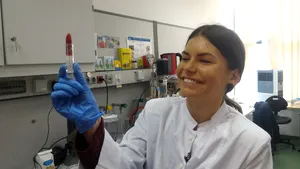 GALERIE FOTO Ruj molecular din fructe, care hidratează buzele, dar se poate şi mânca - INVENTAT la Cluj 