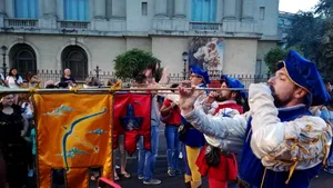 Atmosferă de carnaval în Capitală. Parada B-FIT i-a scos pe bucureşteni în stradă şi a adunat 200 de artişti internaţionali | FOTO, VIDEO