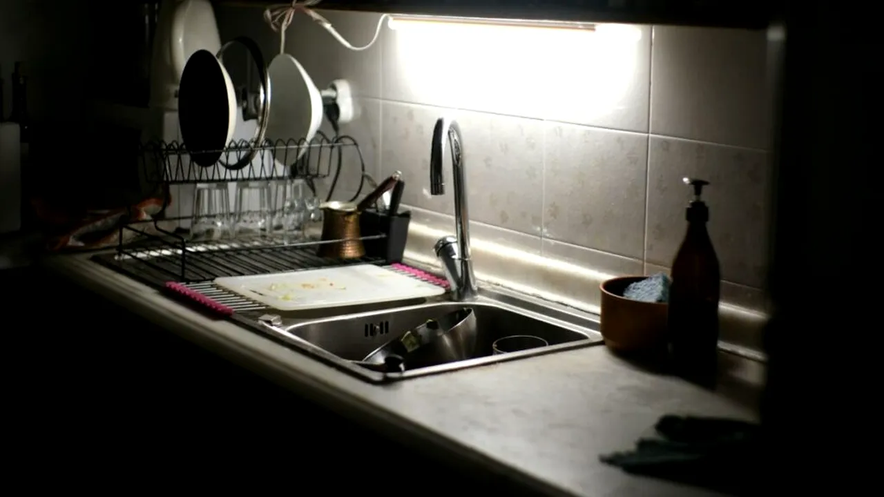 Un pahar peste o foaie de hârtie în chiuvetă înainte să pleci în concediu: trucul simplu care te scutește de neplăceri la întoarcerea din vacanță