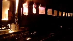 Descoperire macabră pe ruta Braşov-Sighişoara: Cadavru carbonizat, găsit în vagonul unui tren afectat de incendiu