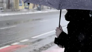 METEO. Vremea se răcește semnificativ: temperaturi scăzute, ploi și ninsori la munte până joi