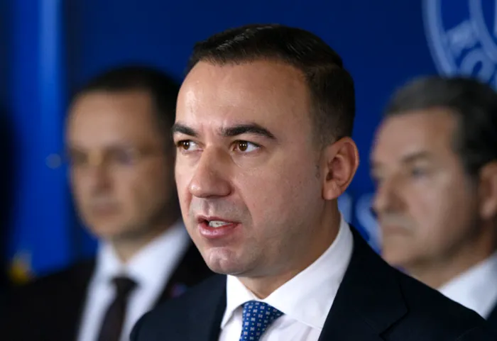 ECONOMIC „România nu are timp să aștepte”. Bogdan Ivan îi propune lui Bolojan să rezolve împreună criza carburanților: „Curaj!”