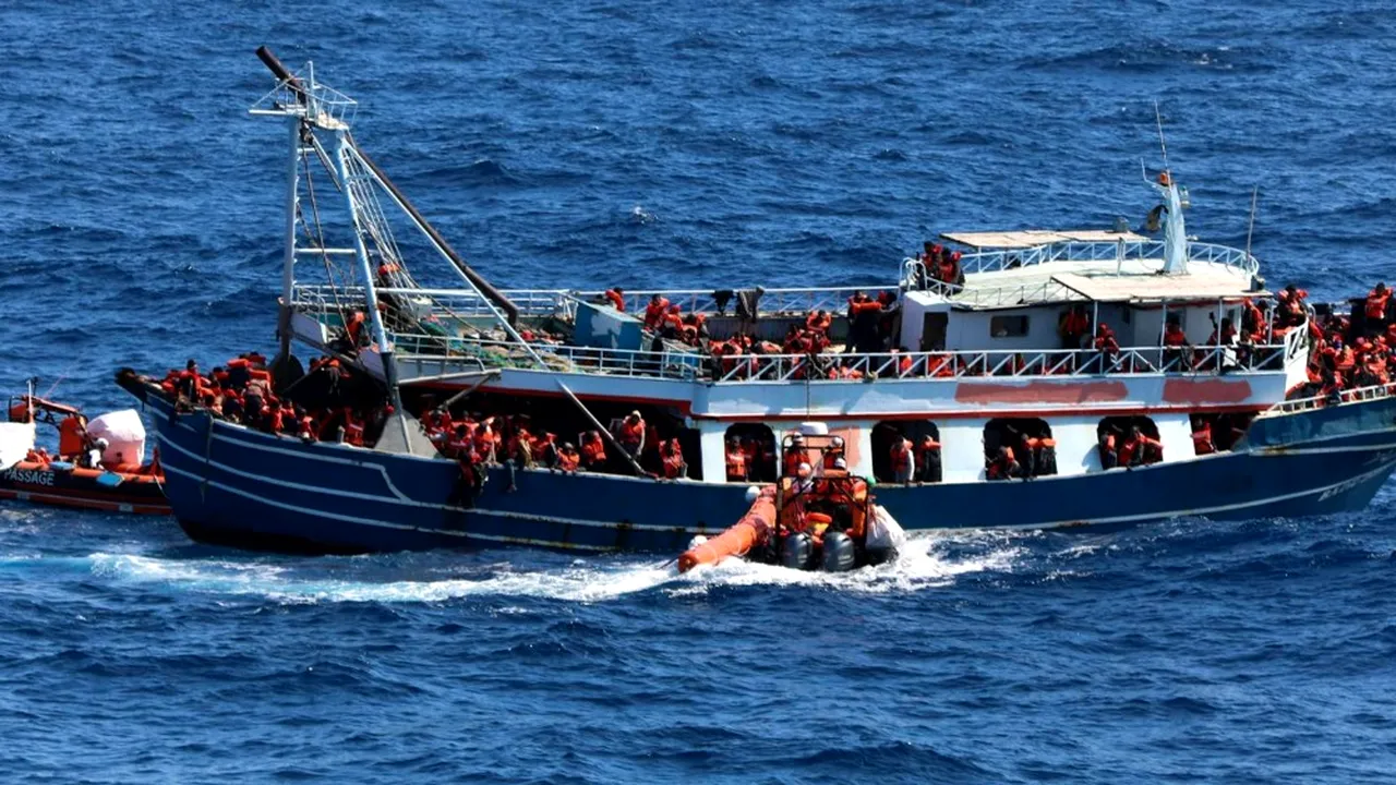 Vas cu 400 de migranţi, în derivă între Grecia şi Malta