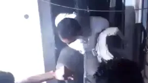 IMAGINI DRAMATICE: Înregistrare VIDEO cu libienii care încearcă să îl salveze pe ambasadorul american