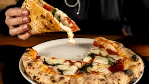 Criză pe piața alimentară în SUA. Cum a ajuns pizza de la mâncarea ieftină, la un produs de lux