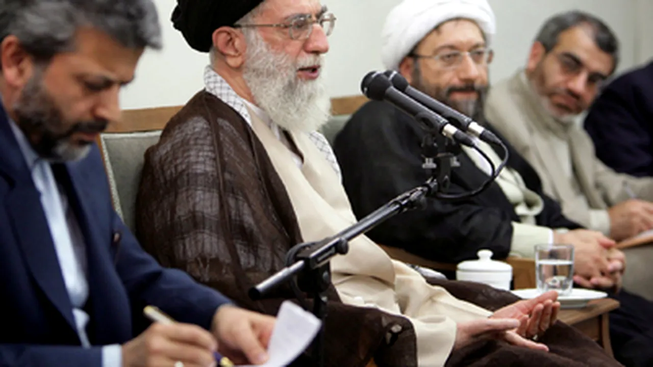 Ali Khamenei îl ameninţă cu exilarea pe candidatul de opoziţie Mir Hossein Moussavi