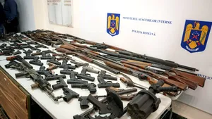 Poliția Română prezintă armele găsite la Horațiu Potra. Arsenalul confiscat în urma perchezițiilor
