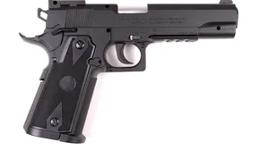 Muncitor din Arad, rănit după ce un coleg l-a împuşcat cu un pistol cu aer comprimat în anus