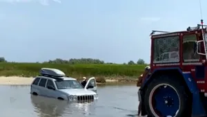VIDEO Drumul spre mare, plin de peripeţii chiar şi pentru şoferii pricepuţi. Pericole pe drumul spre Plaja Vadu
