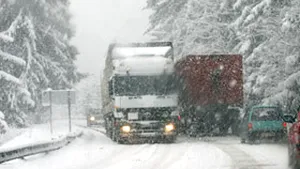 Circulaţia pe mai multe drumuri naţionale şi judeţene, blocată din cauza zăpezii sau gheţii
