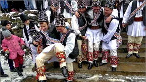 Junii din Mărginimea Sibiului îngroapă anul 2018 în noaptea de Revelion