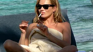 Kate Moss are în permanenţă o rezervă de 100 de ţigări - GALERIE FOTO