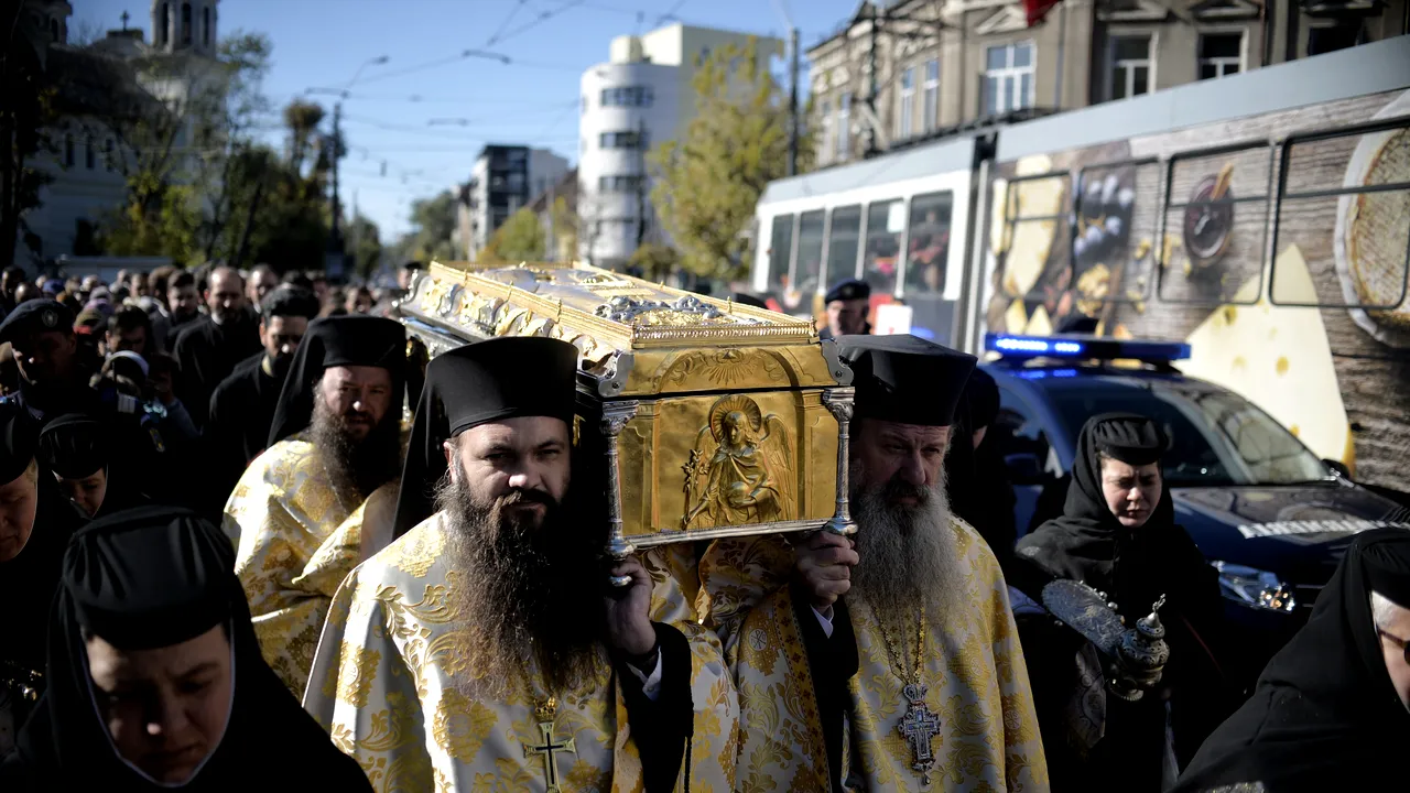 Pelerinaj de Sfântul Dimitrie cel Nou. Zeci de persoane au avut nevoie de îngrijiri medicale, la Patriarhie/ Premierul Dăncilă, cu adversarul lui Dragnea, la slujbă