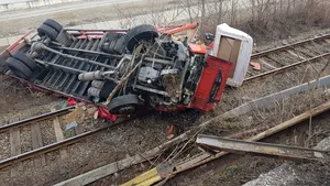 Traficul feroviar, BLOCAT pe Valea Oltului după ce un TIR s-a RĂSTURNAT pe calea ferată