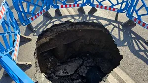 Carosabil surpat pe Bulevardul Eroilor din București. Groapa are aproximativ trei metri adâncime