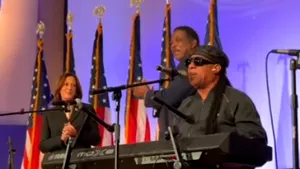 Kamala Harris a împlinit 60 de ani, iar Stevie Wonder i-a cântat „La mulţi ani”