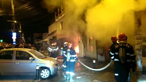 Incendiu la un service auto din Sectorul 4 al Capitalei - FOTO