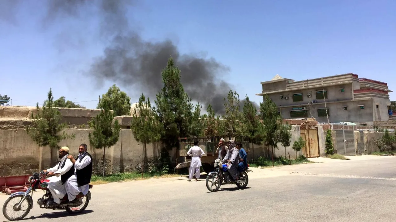 Cel puţin 20 de morţi, în urma exploziei unui vehicul-capcană ce a vizat o bancă din Afganistan