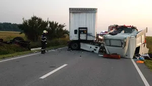 Accident grav în Mehedinţi: Două persoane au murit în urma impactului dintre un tir şi un tractor/ Trafic blocat pe DN56 | FOTO