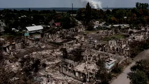 Războiul din Ucraina, ziua 115. Scenariul de la Azovstal se repetă: peste 500 de civili ucraineni sunt blocaţi în interiorul unui combinat chimic din Severodoneţk / A fost atacată rafinăria de petrol de la Kremenciuk / Rusia vrea să modifice graniţele Ucrainei / Ocupanţii ar fi pierdut peste 33.000 de oameni. Mesajul unui soldat american capturat de ruşi pentru mama lui