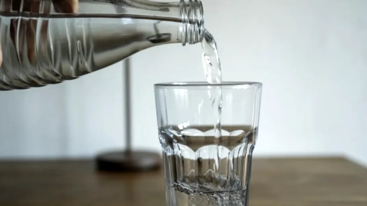 O substanță chimică care nu se descompune pătrunde în ape și în sol. Elveția cere limitarea compușilor care o generează